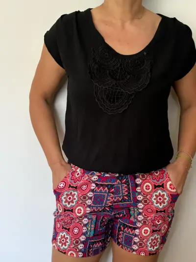 Enterito negro con encaje y shorts estampados - miniatura 3