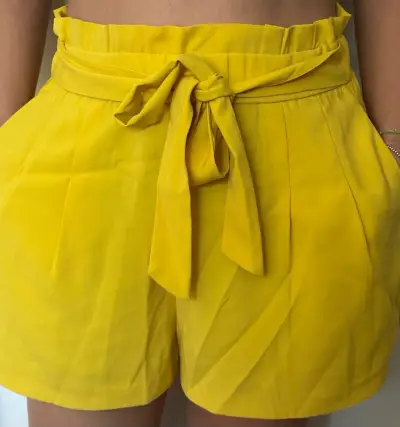 Shorts amarillos con lazo para mujer - miniatura 3