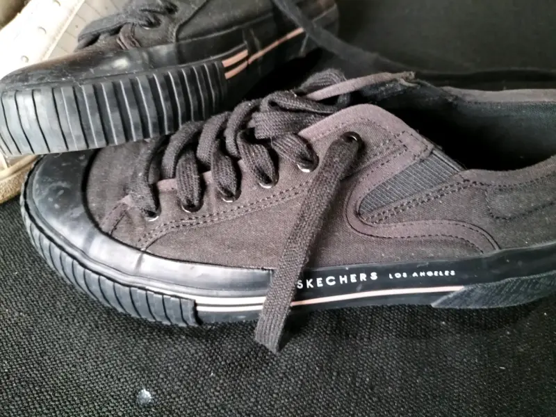 Zapatillas negras Skechers casuales - 1