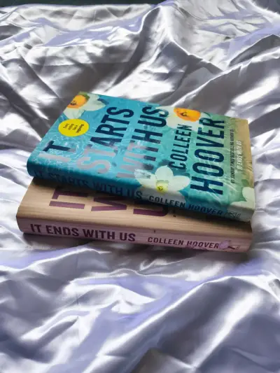 Pack de libros Colleen Hoover: It Starts With Us y It Ends With Us - miniatura 1