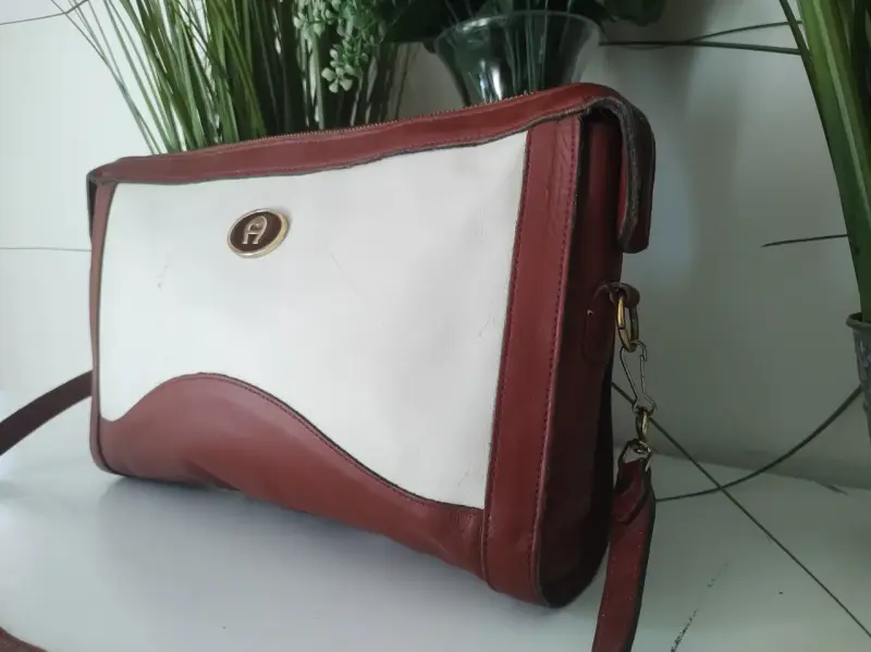 Cartera de cuero bicolor con correa ajustable - 1