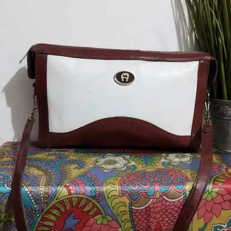 Cartera de cuero bicolor con correa ajustable - 2