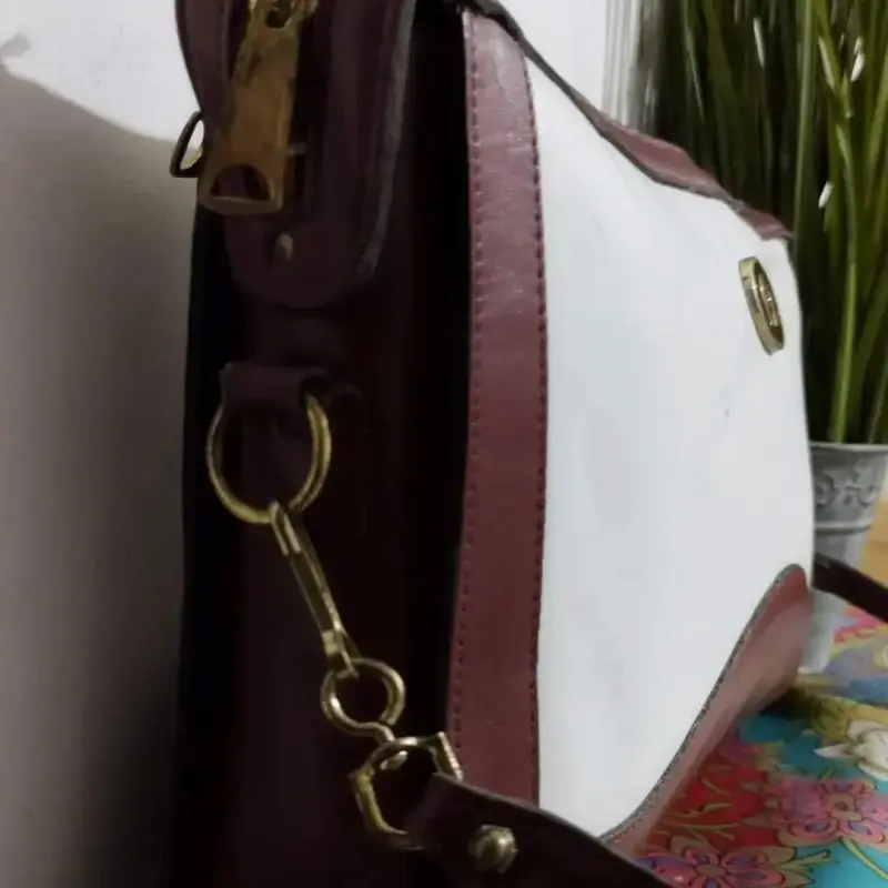 Cartera de cuero bicolor con correa ajustable - 5