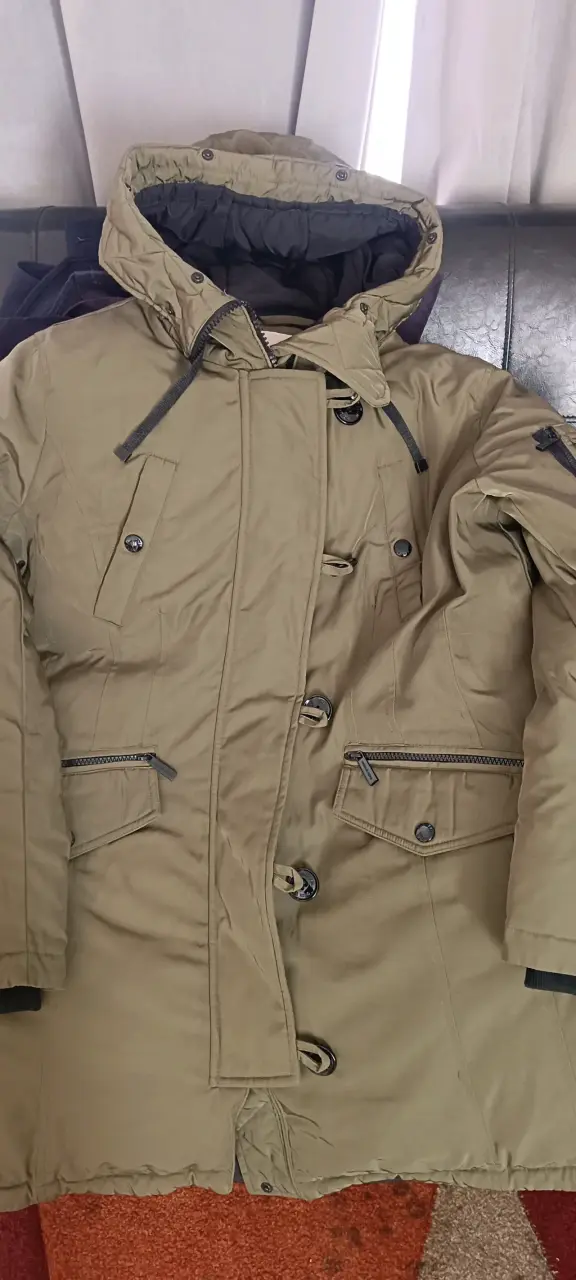 Parka verde oliva con capucha. Para mujer. - 1