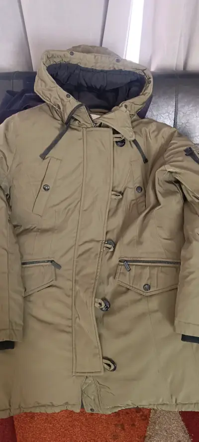 Parka verde oliva con capucha. Para mujer. - miniatura 1