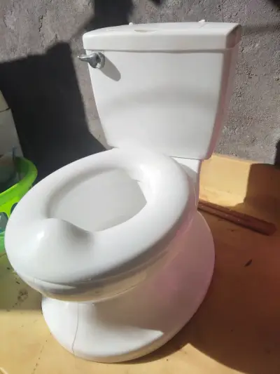 Inodoro de cerámica blanco en buen estado - miniatura 1