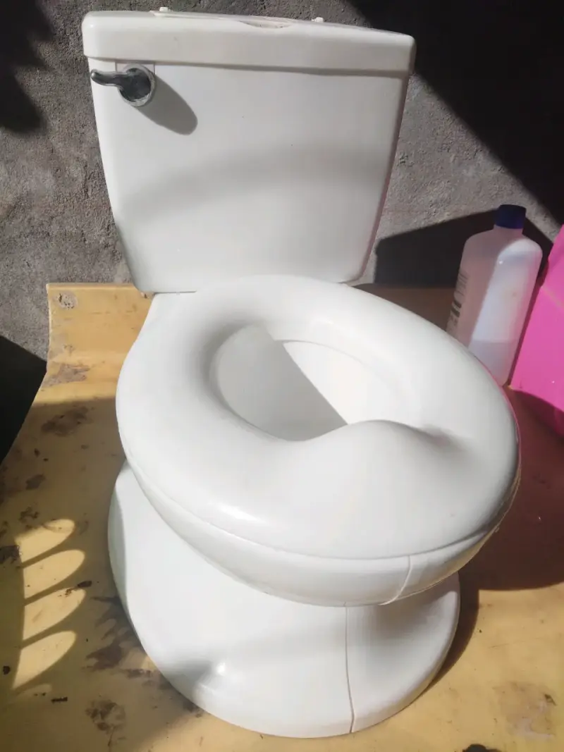Inodoro de cerámica blanco en buen estado - 2