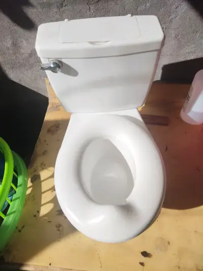 Inodoro de cerámica blanco en buen estado - miniatura 3