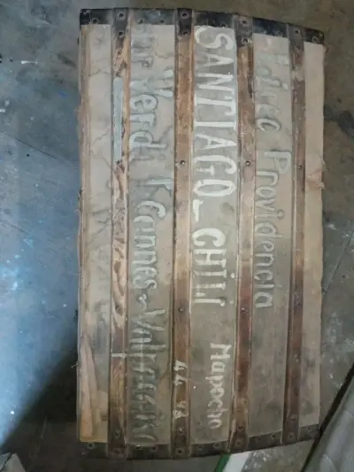 Baúl antiguo de madera con inscripciones - miniatura 1
