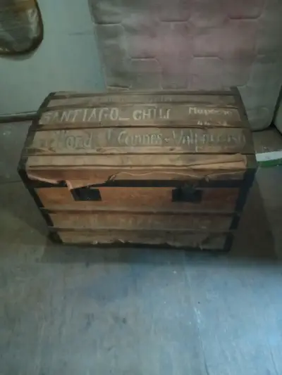 Baúl antiguo de madera con inscripciones - miniatura 2