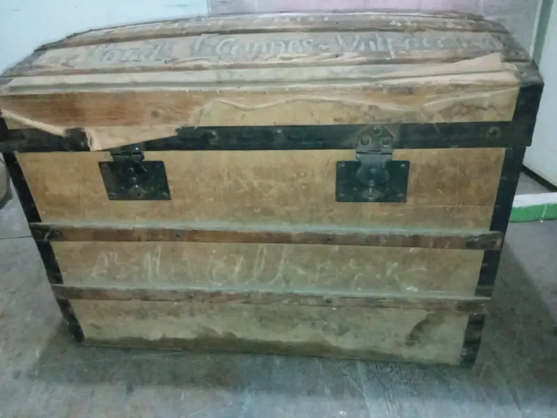 Baúl antiguo de madera con inscripciones - 3
