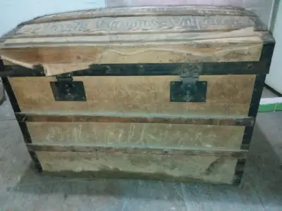 Baúl antiguo de madera con inscripciones - miniatura 3