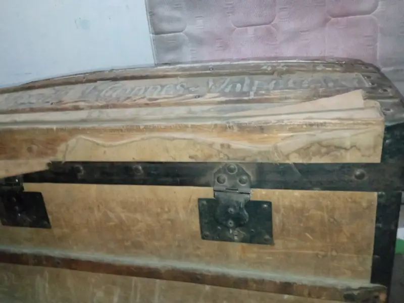 Baúl antiguo de madera con inscripciones - 4