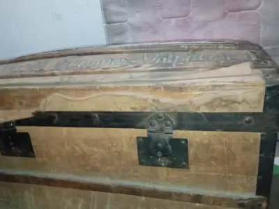 Baúl antiguo de madera con inscripciones - miniatura 4