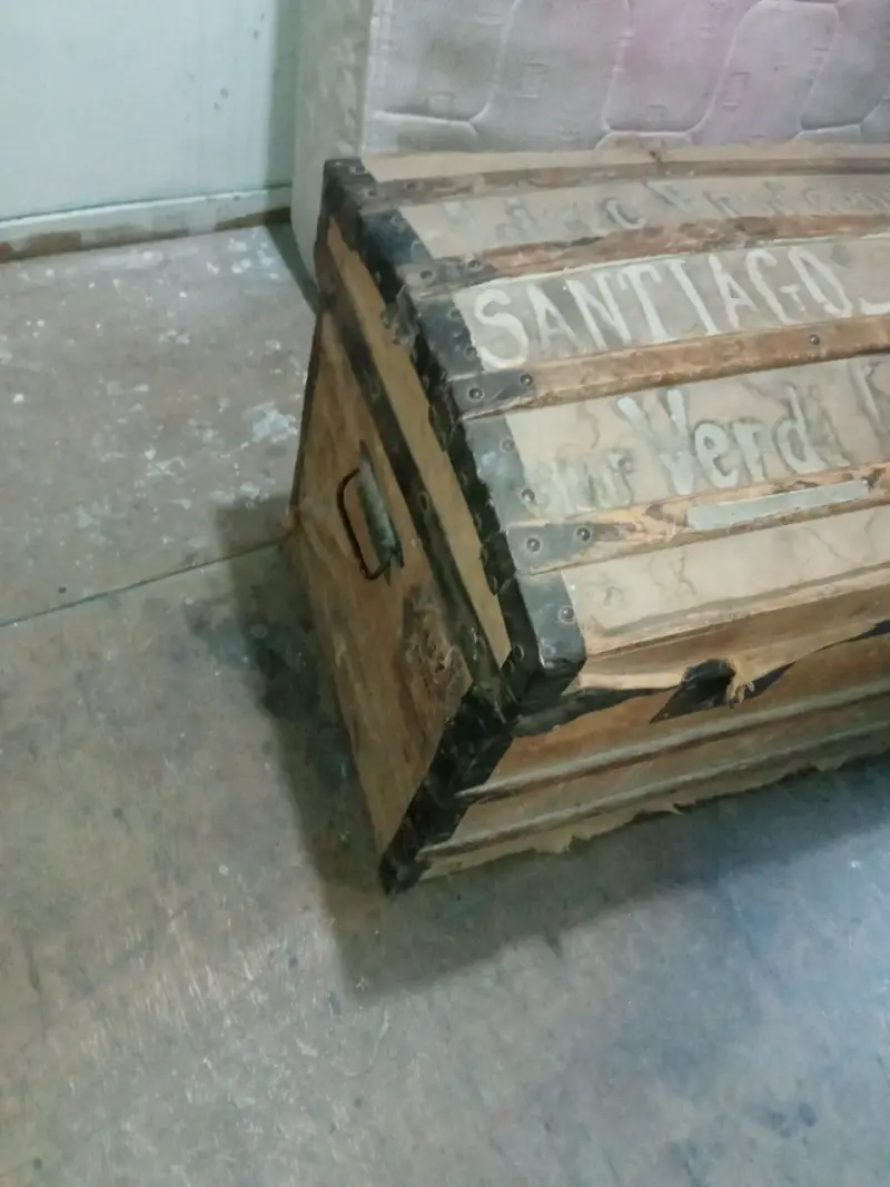 Baúl antiguo de madera con inscripciones - 5