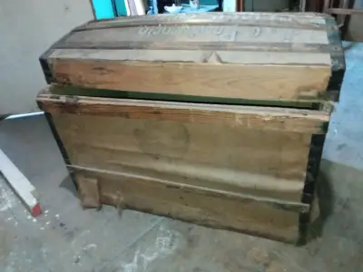 Baúl antiguo de madera con inscripciones - miniatura 6
