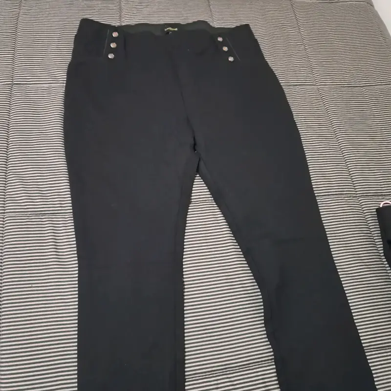 Pantalones negros con botones decorativos - 2
