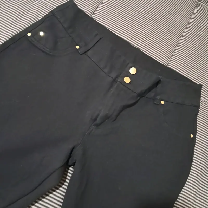Pantalones negros de mujer con botones dorados - 2