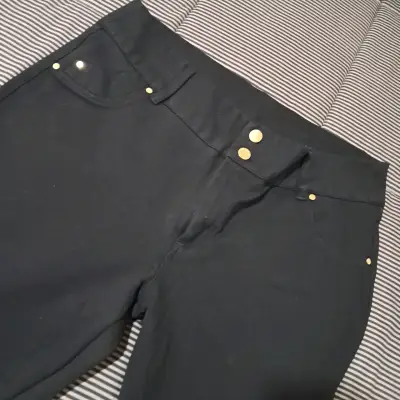 Pantalones negros de mujer con botones dorados - miniatura 2