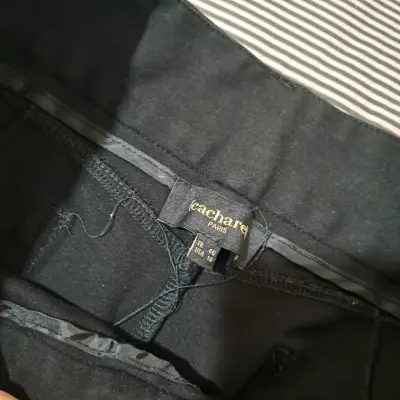 Pantalones negros de mujer con botones dorados - miniatura 3