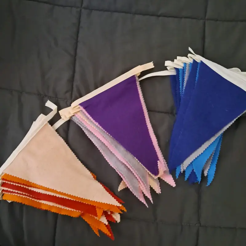 Guirnalda de banderines de tela multicolor