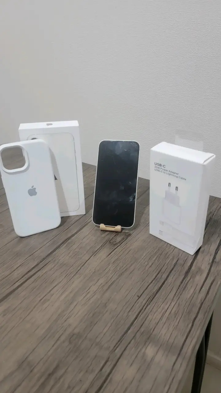 iPhone 13 con funda y cargador USB-C - 1