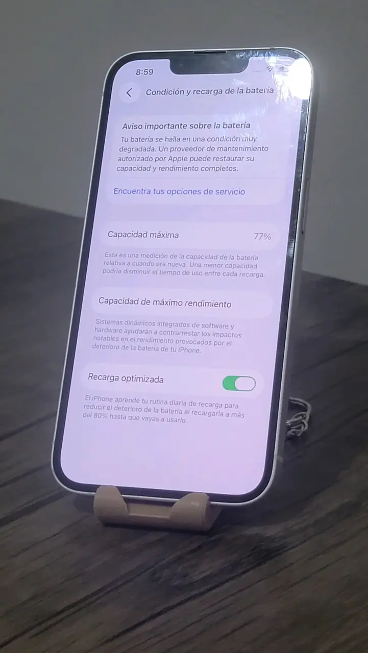 iPhone 13 con funda y cargador USB-C - 2