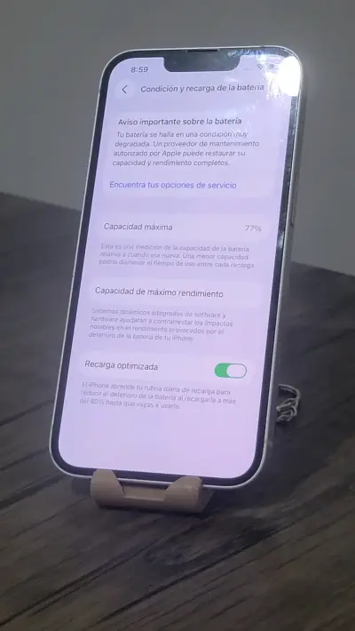 iPhone 13 con funda y cargador USB-C - miniatura 2