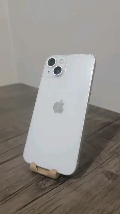 iPhone 13 con funda y cargador USB-C - miniatura 3