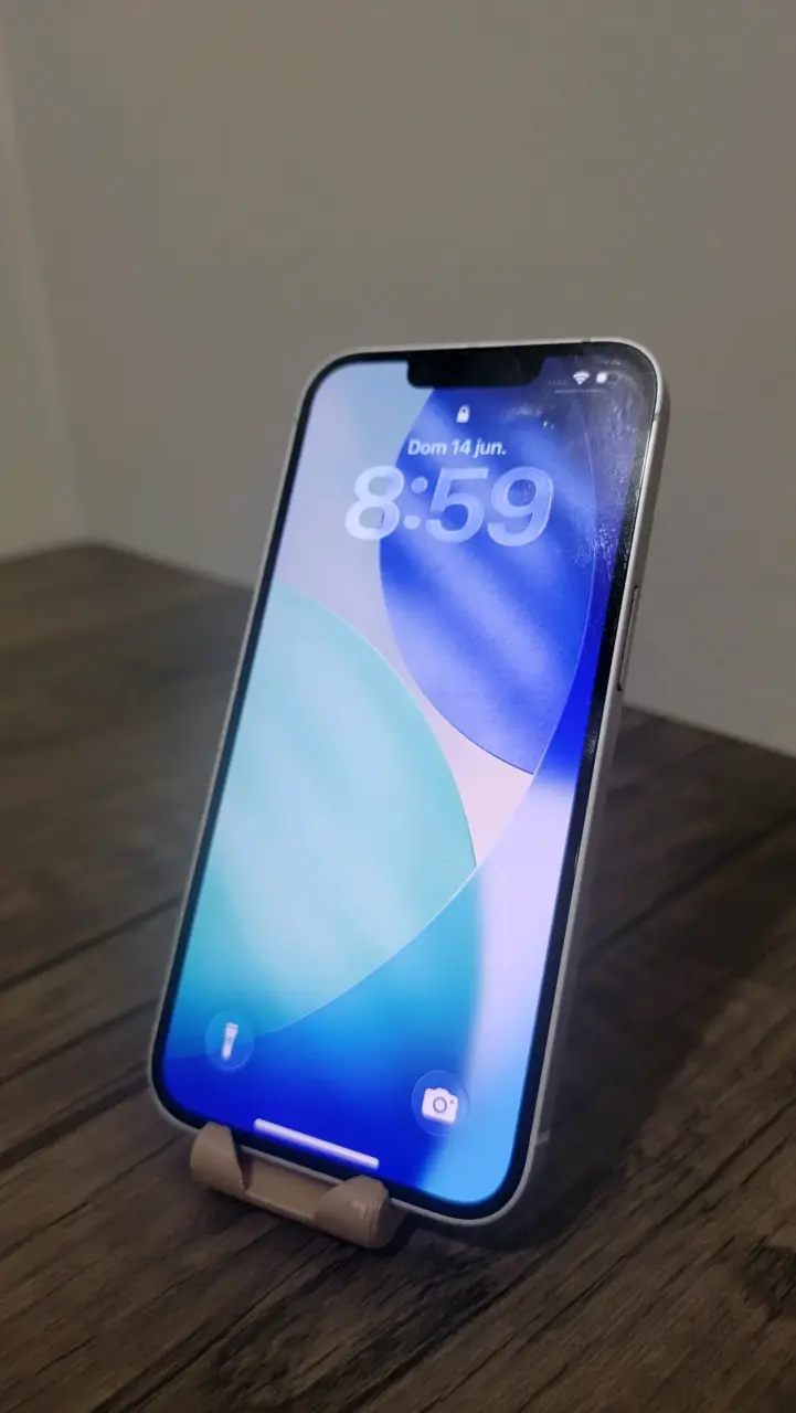 iPhone 13 con funda y cargador USB-C - 4