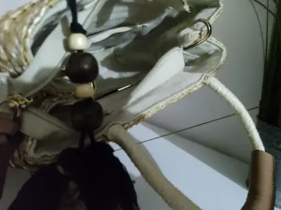 Bolso de mimbre con asas de madera - miniatura 5