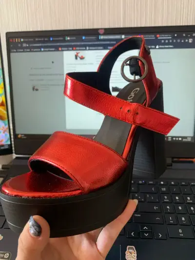 Sandalias de plataforma rojas con tacón alto - miniatura 2
