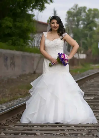 Vestido de novia blanco con encaje - miniatura 1