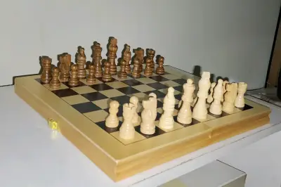 Juego de ajedrez de madera clásico - miniatura 1