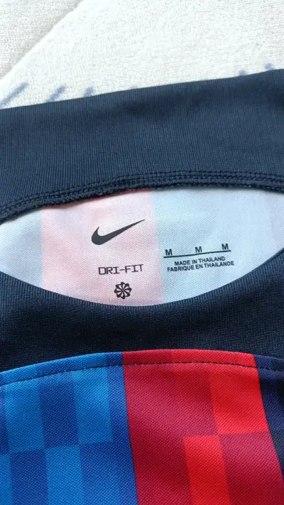 Camiseta Nike FC Barcelona oficial azul y roja - miniatura 4