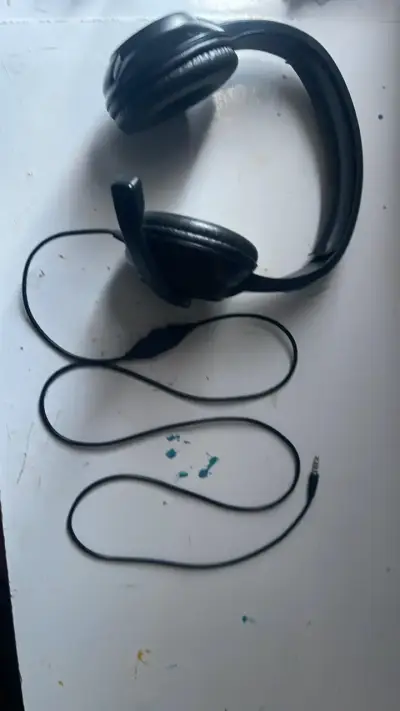 Auriculares con cable negros de alta calidad - miniatura 1
