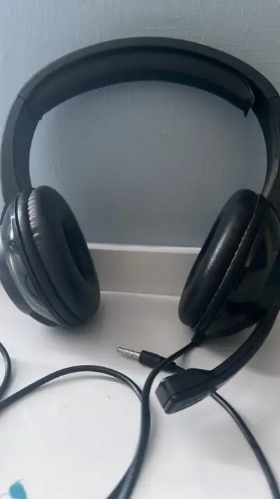 Auriculares con cable negros de alta calidad - miniatura 2