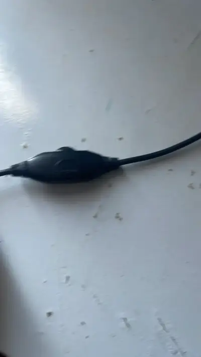 Auriculares con cable negros de alta calidad - miniatura 4