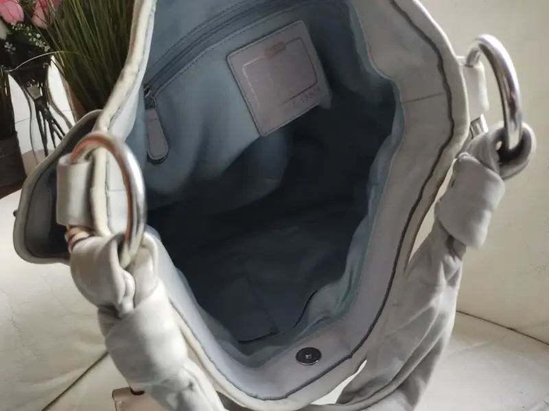 Bolso Coach Gris beige con diseño elegante - 3