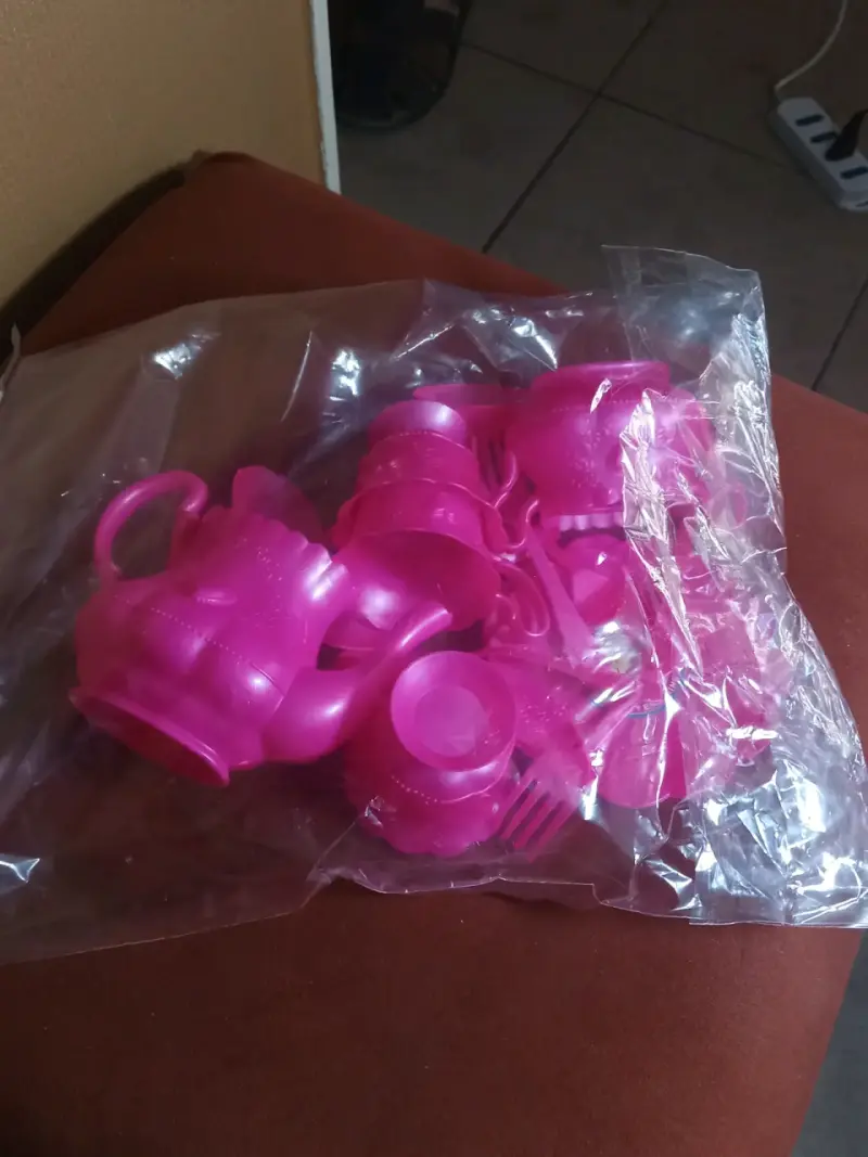 Set de jarra y platos infantil de plástico rosa - 1