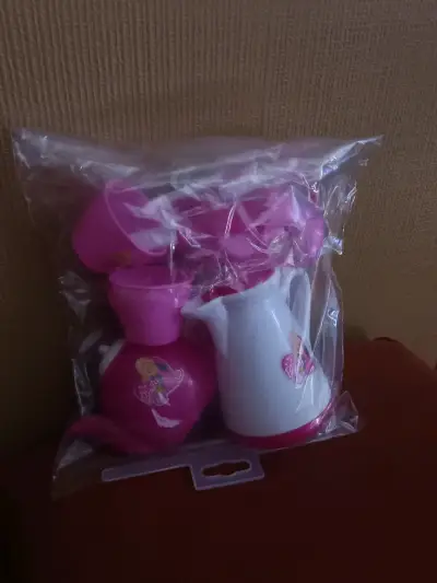 Set de jarra y platos infantil de plástico rosa - miniatura 4