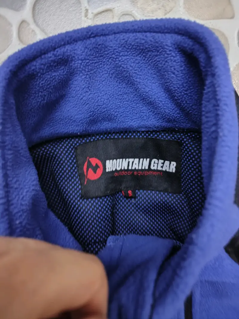Chaqueta polar azul con detalles negros - 2