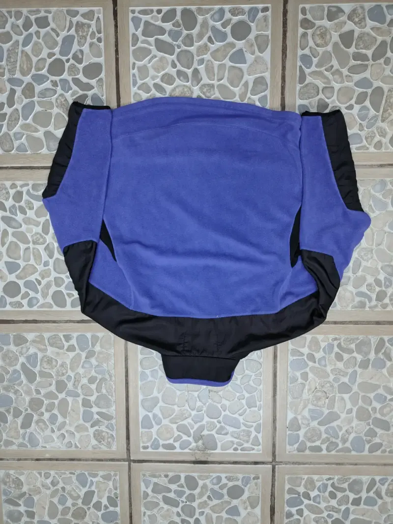 Chaqueta polar azul con detalles negros - 3