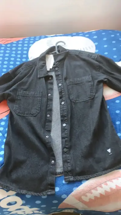 Camisa de mezclilla negra con bolsillos - miniatura 1