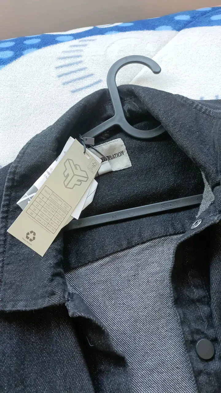 Camisa de mezclilla negra con bolsillos - 3