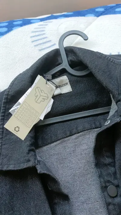 Camisa de mezclilla negra con bolsillos - miniatura 3