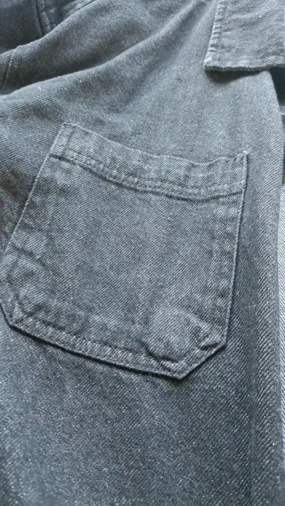 Camisa de mezclilla negra con bolsillos - miniatura 4