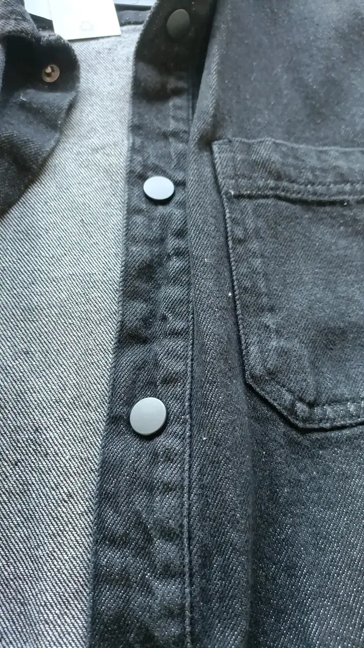 Camisa de mezclilla negra con bolsillos - 5