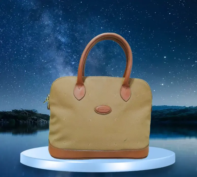 Bolso de mano beige con detalles en cuero