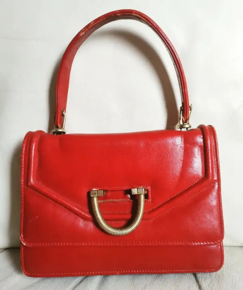 Cartera de cuero roja elegante